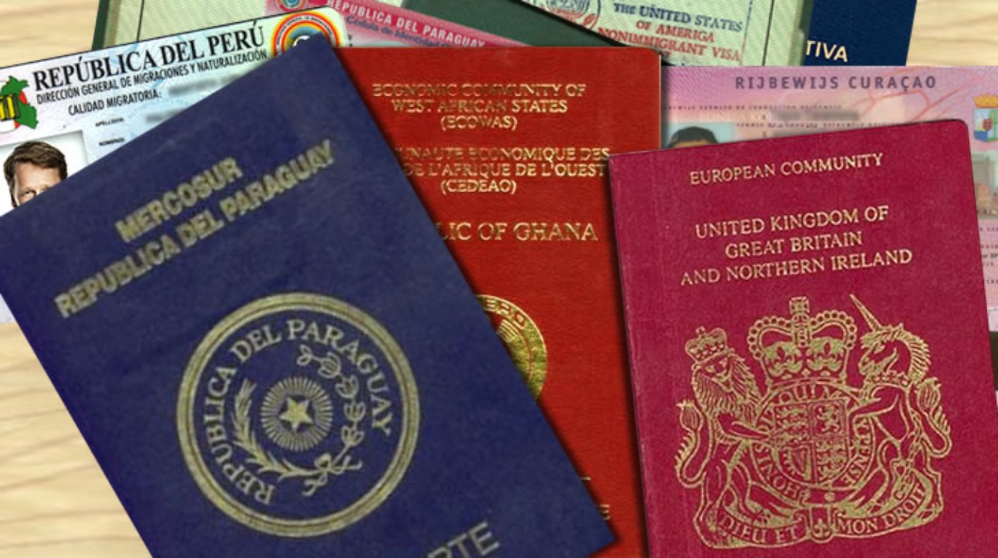 Imagen mostrando varios pasaportes y documentos de identidad