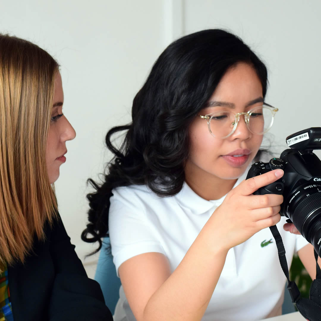 Dos jóvenes emprendedoras tomándole fotos a un producto que han desarrollado