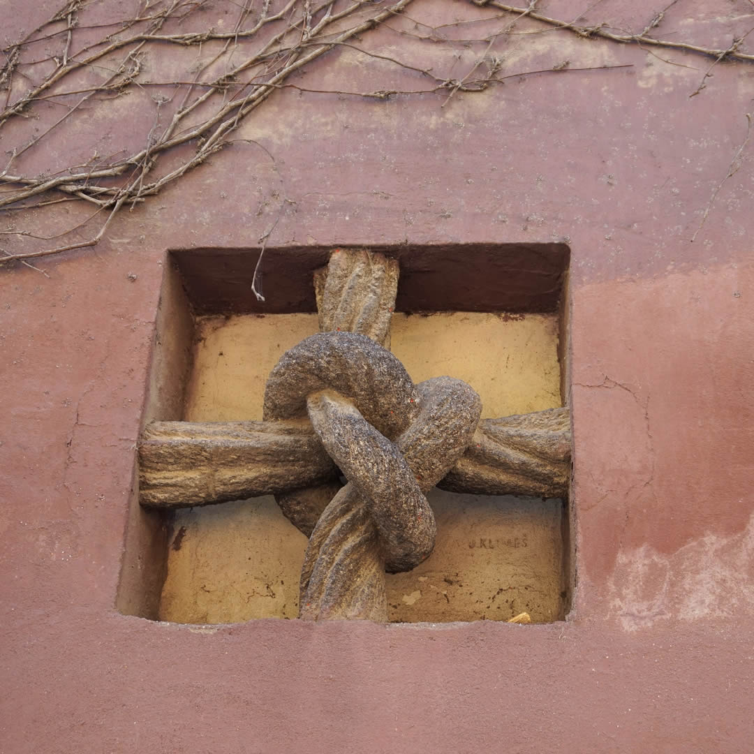 Imagen de una ventana tapiada y con un enorme nudo