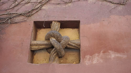 Imagen de una ventana tapiada y con un enorme nudo