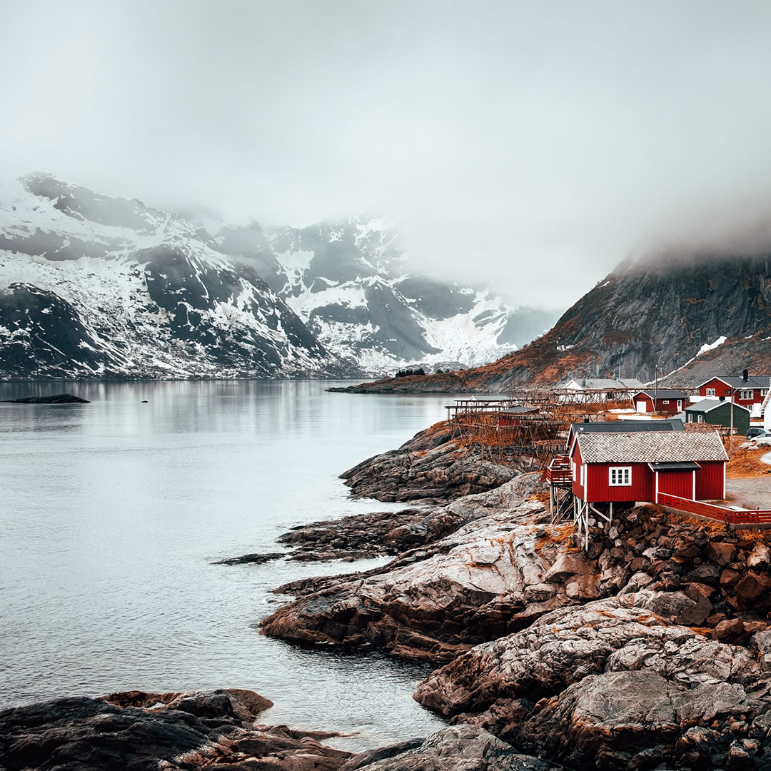 Vista panorámica de un lago noruego