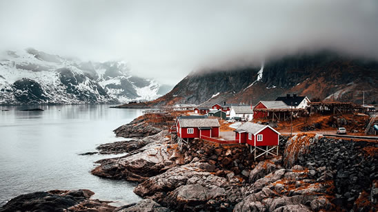 Vista panorámica de un lago noruego