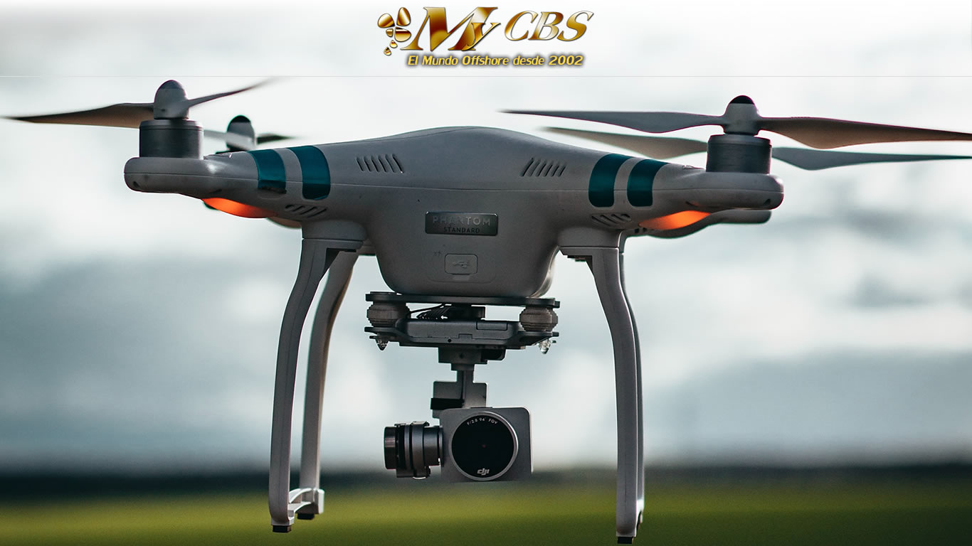 Dron con cámara de filmación volando