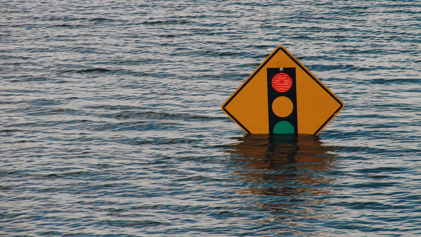 signo de semáforo bajo del agua en una inundación