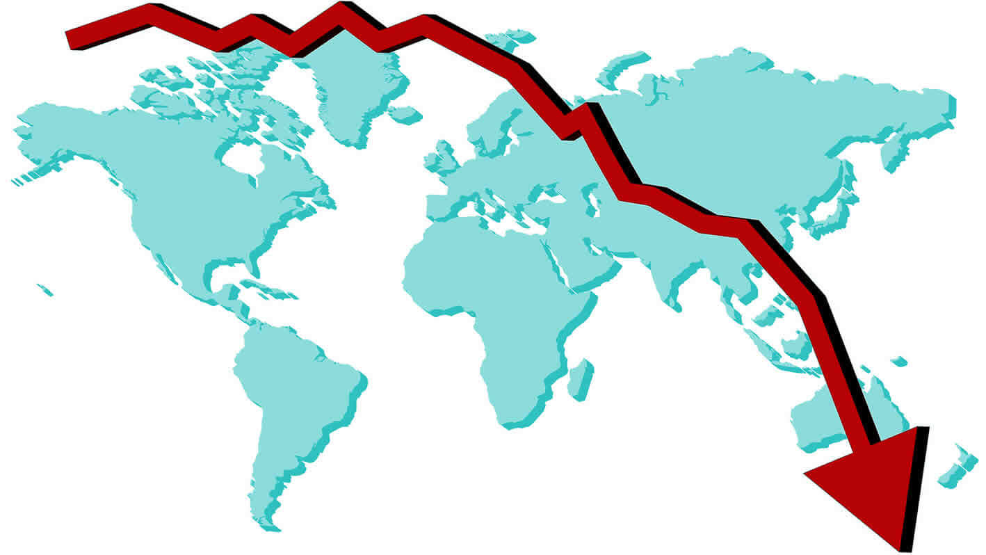 Mapa del mundo con flecha roja en declive