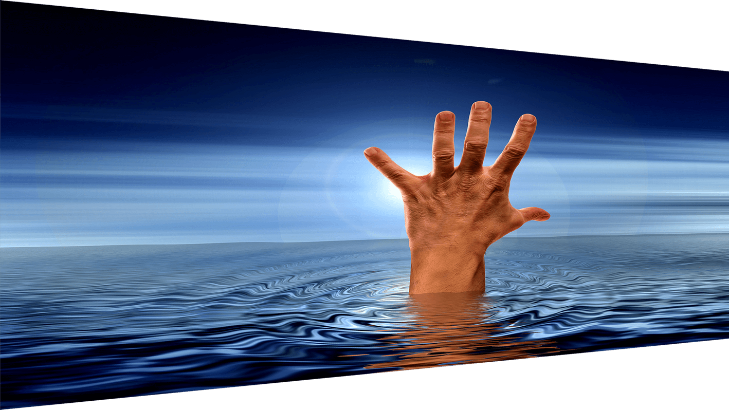 Imagen de la mano de un hombre que se ahoga, sobresaliendo del agua