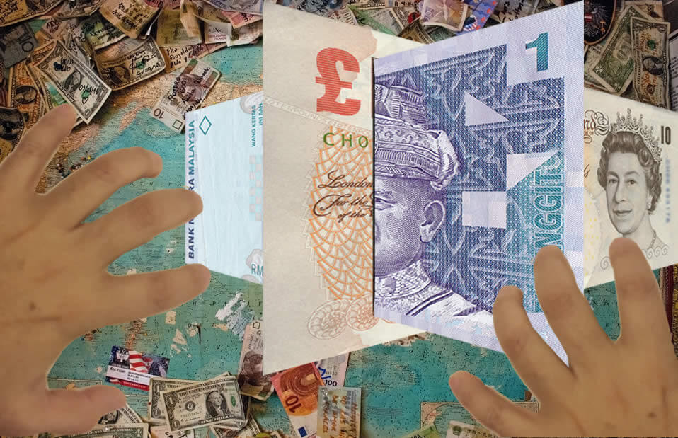 Imagen de unas manos manipulando billetes en divisas internacionales